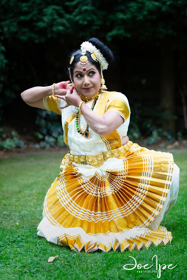 Mohiniyattam