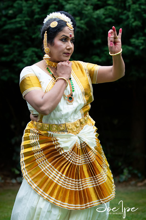 Mohiniyattam